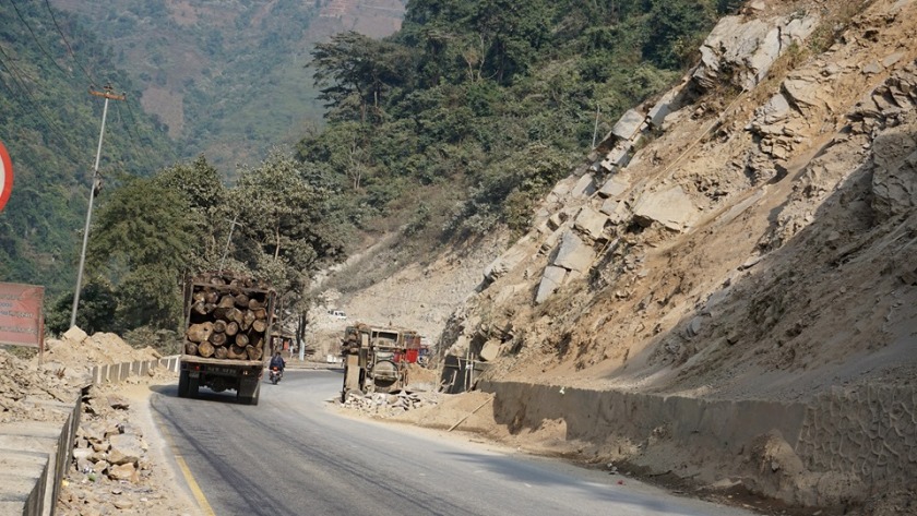 नारायणगढ–मुग्लिन सडक खण्डमा पहिरो झर्यो,  एकतर्फी संचालनमा